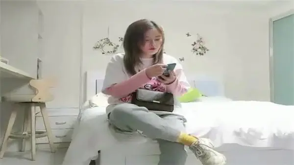 肉感骚妇偷情狼友惨被渣狼友偷拍..._