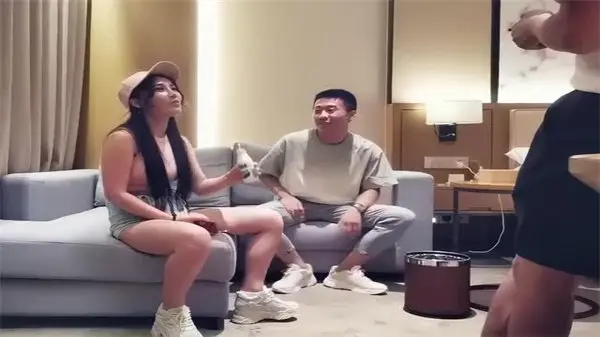 宝马女玩3P.