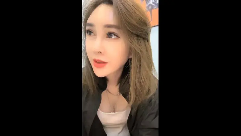 9分颜值美御姐难得3P名场面两人活不太行一个直接口射了边操边吃屌搞不了几下缴枪.