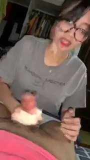 十个眼镜九个骚，眼镜反差女友在家帮我口交大鸡巴