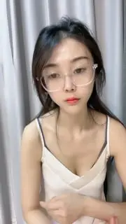 文静新人眼镜小姐姐！苗条身材全裸秀！