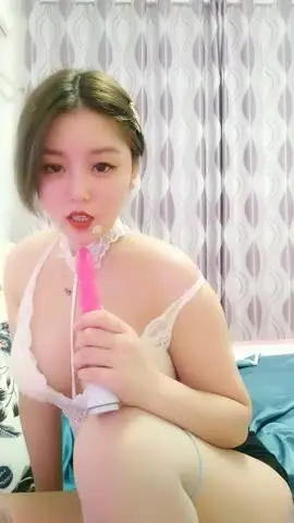丰乳肥臀新人肉感短发美女小尺度诱惑，撩起内衣露出大白美乳，跳蛋塞内裤震动，掰穴用火腿肠摩擦阴蒂