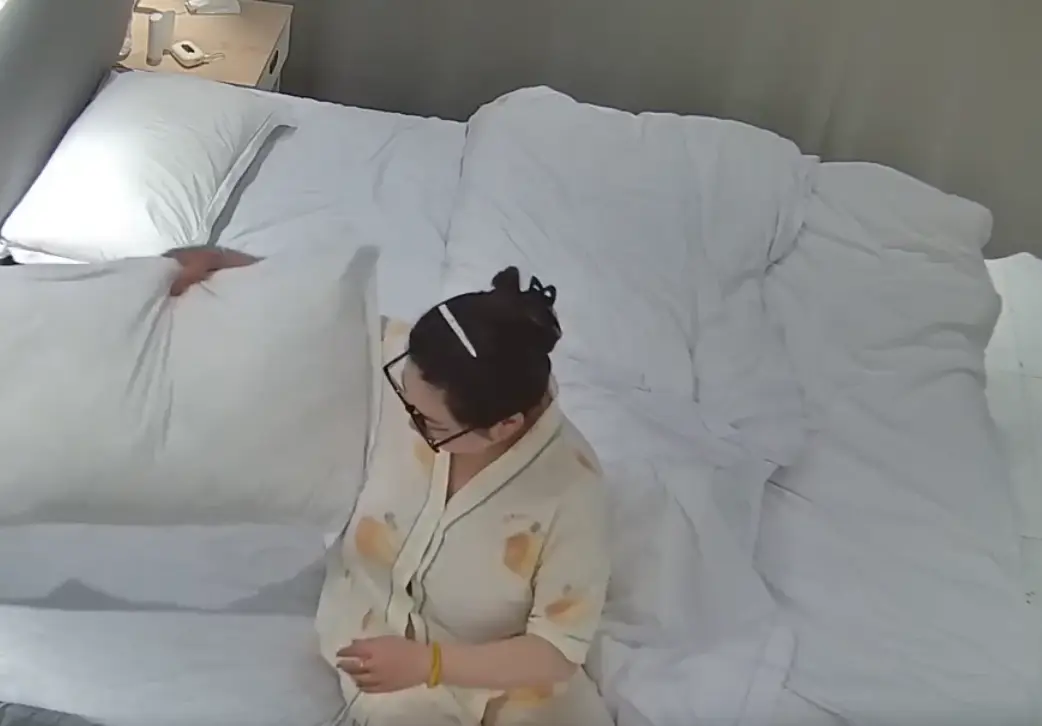 酒店偷拍5月❤戴眼镜的小少妇分腿被操穴