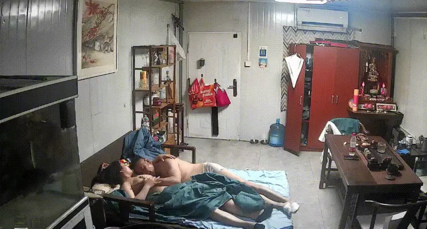 家庭台 5-31 老登都快成地中海了 还有个这么有气质的老婆 在厂子的房间里面直接开干 抠个逼还要戴手套