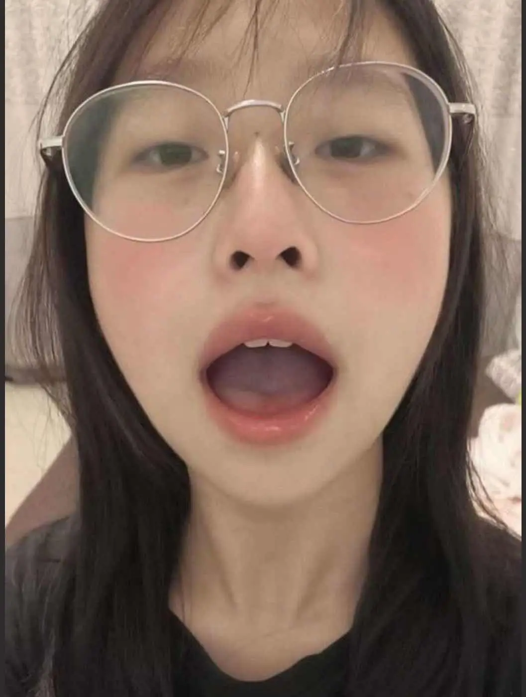 浙江杭州 05 年眼镜妹 韩依雪 内心淫荡深爱金主的调教 完美露脸在镜头前风骚自慰给金主看！