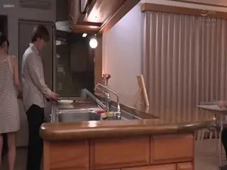 WAAA-426 当一个荡妇发现她在偷看她开朗的哥哥妻子毫无保护的巨乳时，她生气了！大屁股打桩机，勃起的阴茎被拔出！ ！一遍又一遍地中出，直到精子从她高潮的阴户中倒流！ 五日市芽衣 - 五日市芽依