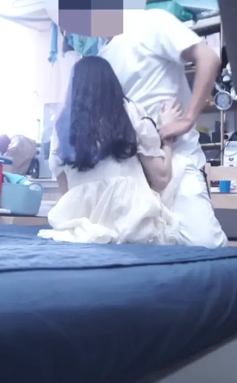 #jk004 下雨天女朋友突然袭击来我家 然后就 硬了 俺尽力了 虽然半年后分手了 性欲有点强可能满足不了她