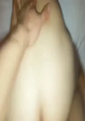 让美女高潮不断，叫声很大很好听，鲍鱼被干的红肿了 超白嫩坚挺的大咪咪晃晕人 内射心底欲望超满足 对白淫荡