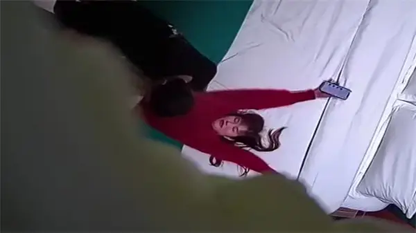 偷拍酒店内极品人妻被猛男狂干，奇葩体位内射高清
