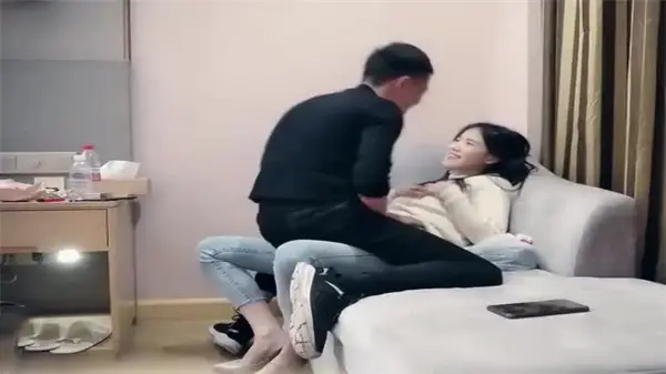 偷拍极品长腿小姐，高价约啪主动求操，一副饥渴骚样