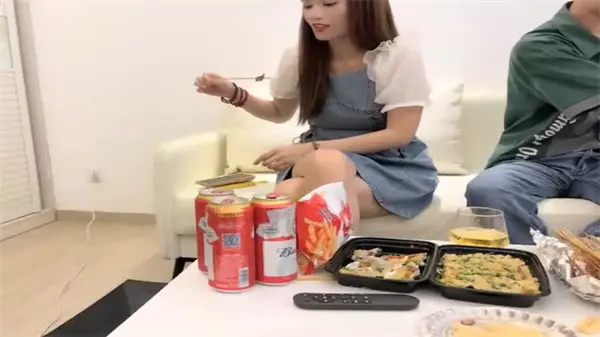 网聊极品巨乳人妻！奔现后直接被爆操内射淫水狂喷