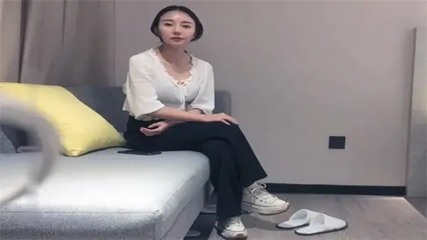 高颜值极品小仙女被平台大哥和太子探花轮番爆操内射