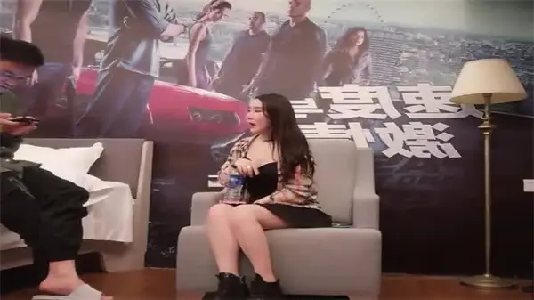 网红巨乳沙发调情 掰开骚穴狂扣 内射颜射