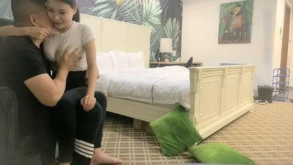 约操美乳高颜值网红雪炫 身材好 很主动 3