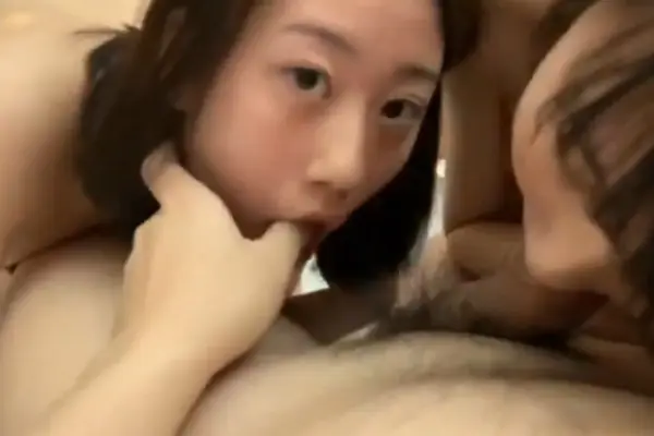 台湾SWAG‘Venusbabe’爱吃肉棒很滋味这次叫上闺蜜来助阵口爆吃精口活真不错