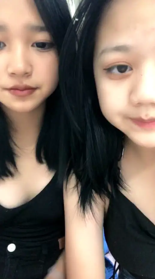 新人00后萝莉姐妹花！双女全裸一起秀！白虎一线天嫩，按摩器震动流出水，嫩穴没怎么开发