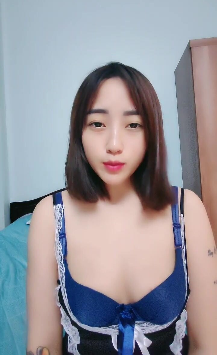 花臂女仆露脸白丝小骚逼镜头前的诱惑，淫声荡语互动撩骚听指挥，带刺的道具抽插骚穴，浪叫呻吟表情好骚刺激