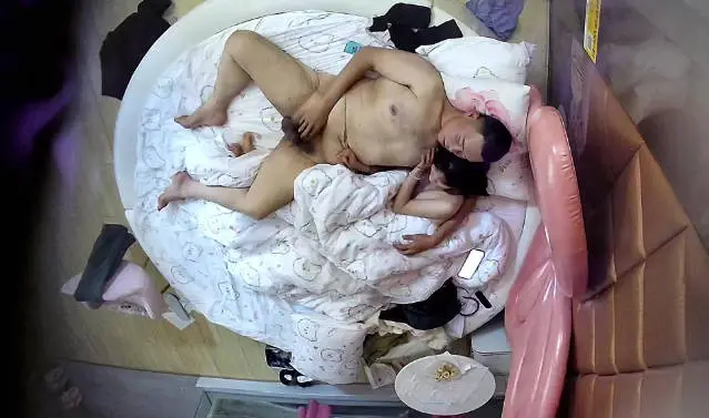 新流出酒店情趣大圆床多角度偷拍舔鲍达人 趴在女友穴上就是狂舔 给舔的嗷嗷叫