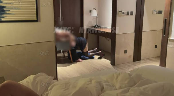 推特新晋高质量NTR绿帽夫妻明星颜值极品人妻「ROSEWU」一起去酒吧喝酒喝多到酒店睡死了，结果老婆被兄弟操喷了，还被拍下来