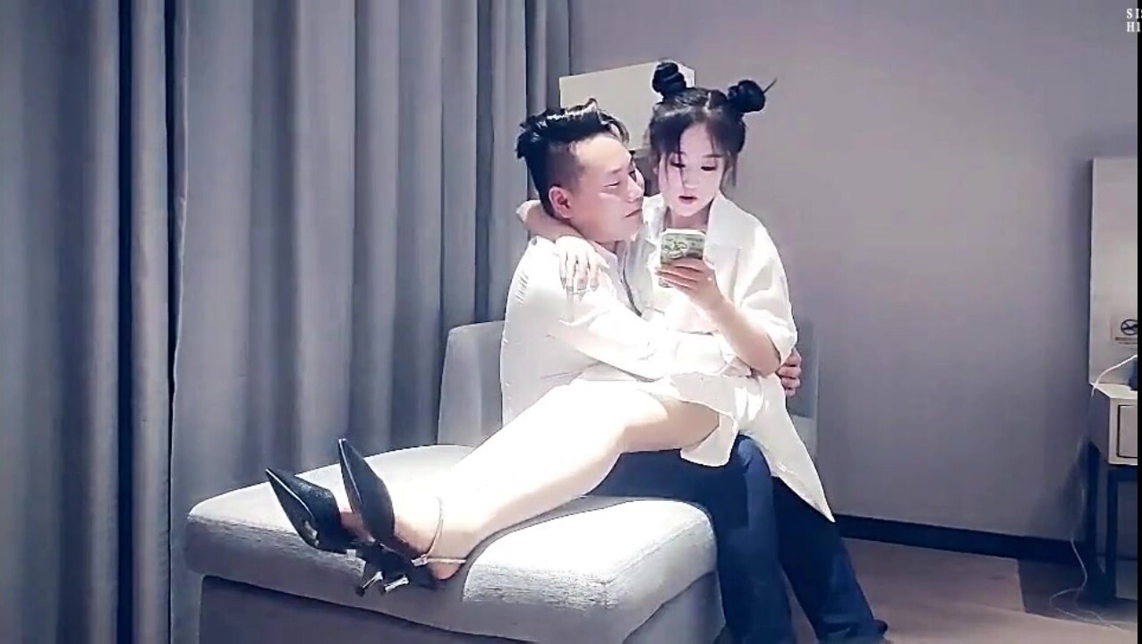 女神级清秀白衣黑丝小姐姐，真纯真骚啊，抱着坐在腿上爱抚亲吻，粉嫩嫩娇躯诱惑力十足用力撕破黑丝啪啪操穴【水印】