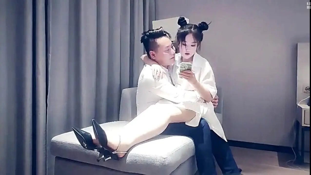 女神级清秀白衣黑丝小姐姐，真纯真骚啊，抱着坐在腿上爱抚亲吻，粉嫩嫩娇躯诱惑力十足用力撕破黑丝啪啪操穴【水印】