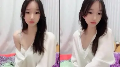自拍小脸骨架--苏州小悦宝❤️：哥哥操我，啊啊啊~想要 想要。两根小手指插进淫穴不停娇喘！