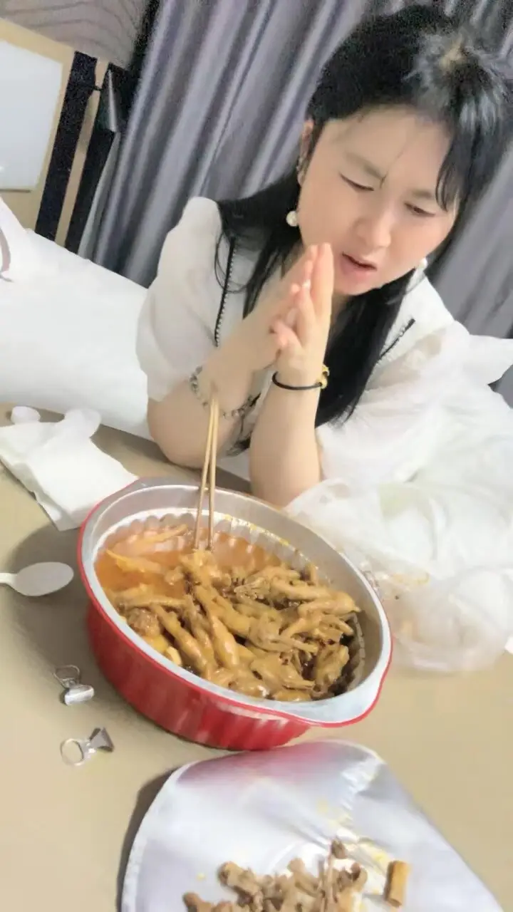离异少妇，诉完苦成功推倒，白嫩胴体插入娇喘阵阵 (1)