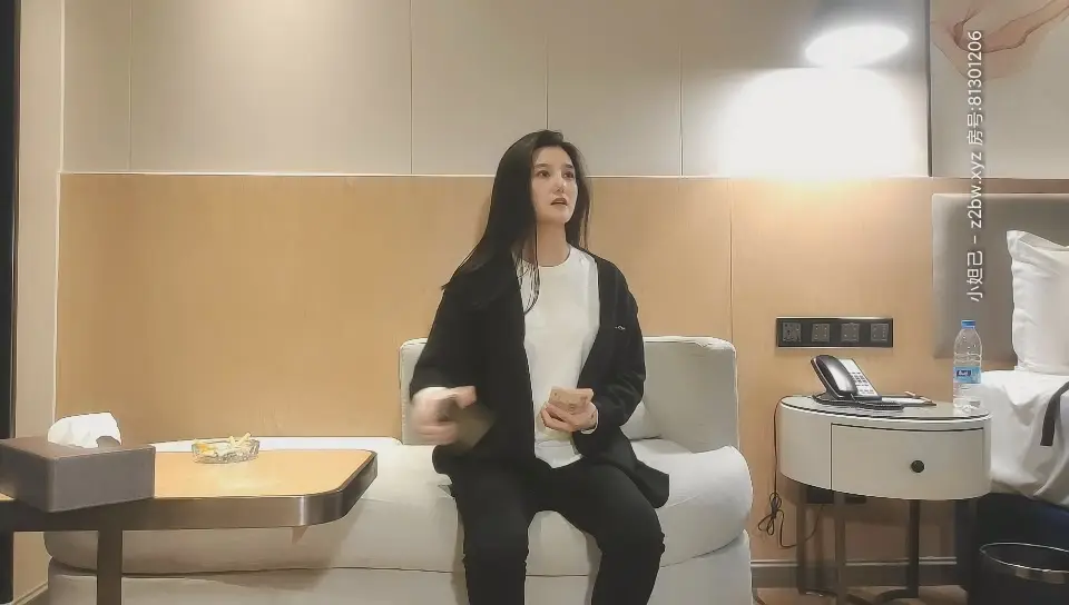 约战神似张碧晨外围，激战中途被人推门而入，妹子吓得浑身颤抖要跑路