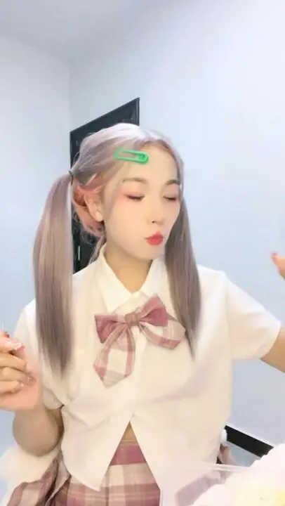 粉色头发美女乔宝！扎起双马尾一脸呆萌！扒开内裤无毛肥穴，炮击抽插骚穴，快速档位被插得好爽
