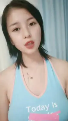 童颜巨乳 新人报道 谁玩谁过瘾 衣服往上一撩 巨乳尤物就呈现 让人蠢蠢欲动 春心难眠！