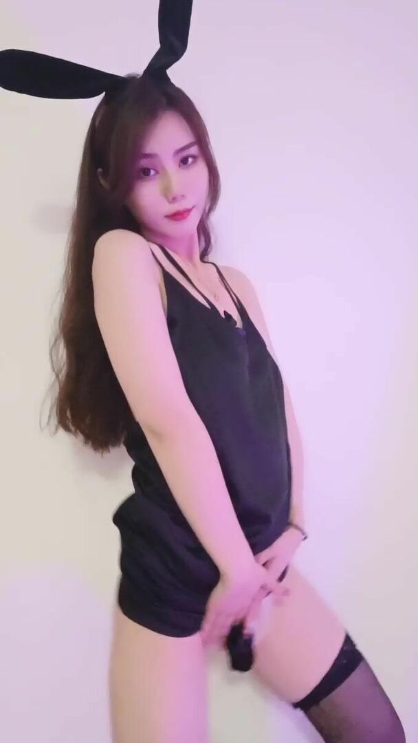 兔女郎极品网红女神！黑丝美腿热舞  扭动臀部掰穴特写  换装诱惑 搔首弄姿肚皮舞