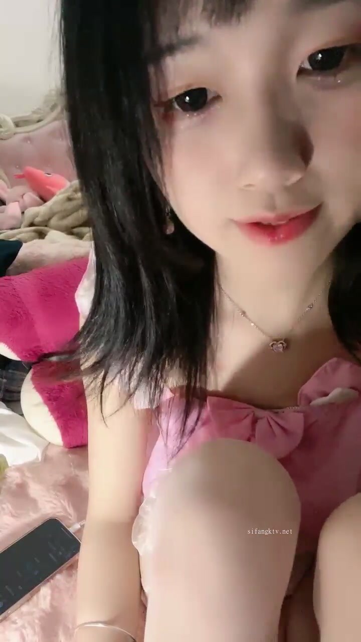 兄弟们，这个真的是嫩！【喝一口酸奶】，旺旺小馒头还在发育中，下海，捞钱，小逼逼掰开特别粉
