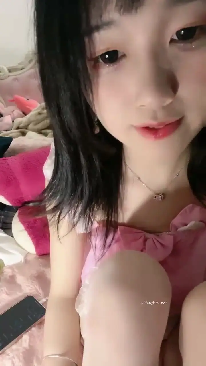 兄弟们，这个真的是嫩！【喝一口酸奶】，旺旺小馒头还在发育中，下海，捞钱，小逼逼掰开特别粉