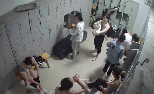 黑客破解舞蹈学生更衣室