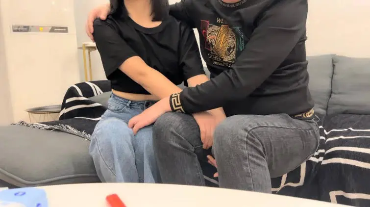 【探访新世界】新晋老哥约妹妹，沙发骑在身上摸摸搞搞，埋头吃吊，骑乘位暴插骚穴