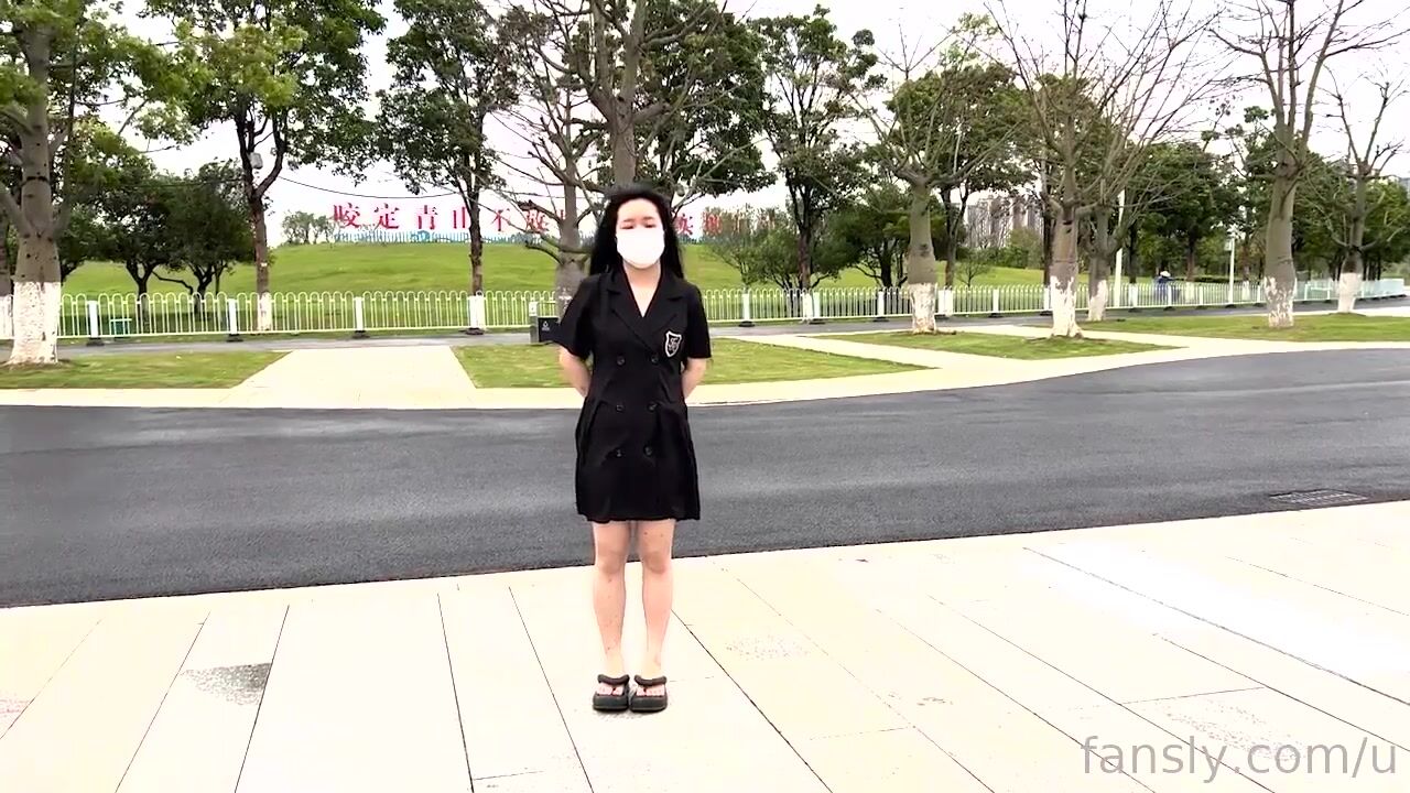 2025年12月最新，人气露出女神，【cikaimoon】，薄纱全透明，户外乡下乱逛，从白天到黑夜，闲逛青花瓷古镇好刺激！