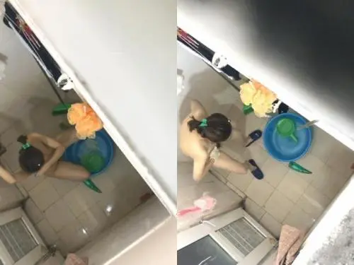 上帝视角冒死偸窥出租房邻居小姐姐用大盆水舀子洗澡，身材不错，还自娱自乐最后还把自己说笑了