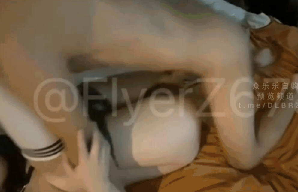 推特高品质原创约炮大神「Flyer」情人节前夜，在主人家里被当成狗玩；母狗要当公众情人！多人群p大乱交（2V）