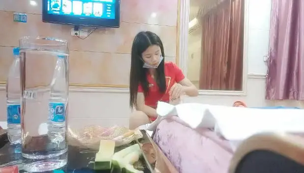 一代炮王，完整版未流出，【山鸡岁月】，新来的小妹很合胃口，苗条白嫩，约到酒店好好操一番