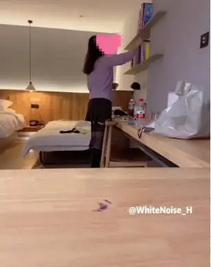 【老婆一边看书一边3p  绿帽导演剪辑完整版】为了想偷偷观察下老婆和单男会发生些什么，我提前把手机给架桌子上了，去洗手间抽根烟的功夫，老婆装作无聊的翻了翻书，其实内心满