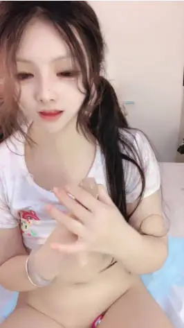 【一点萝】高颜值双马尾粉嫩白虎小萝莉 雪白的裸体 粉嫩无毛逼 就像充气娃娃 (2)
