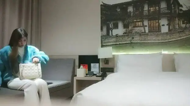 肉肉外围小少妇 吸吮奶子揉捏 镜头前深喉口交  上位骑乘抽插  撞击猛操搞哭了