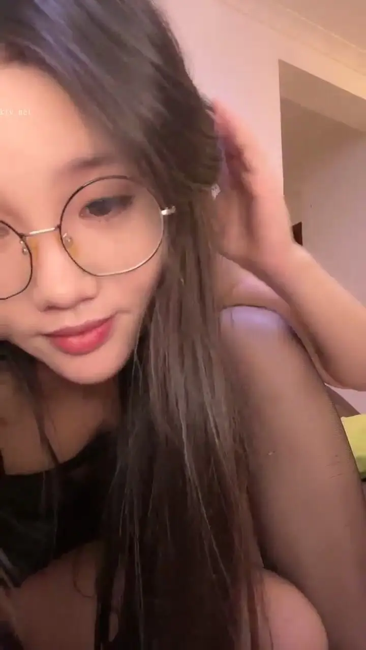新人！御姐下海！好漂亮好性感，【丝袜控】，20岁湖南小美女，眼镜控的兄弟不要错过，嘟嘴抠逼，流鼻血了