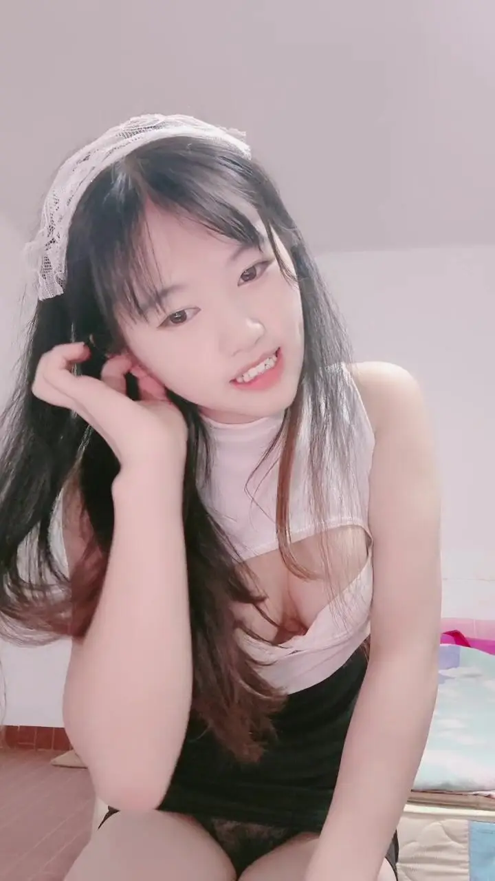 新来的小妞兼职赚外快，全程露脸乖巧可爱，听狼友指挥慢慢脱光刺激狼友，奶子好嫩洗澡诱惑，起来狼友来干她