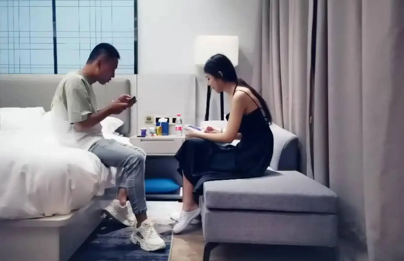 长相甜美黑裙妹子，坐在身上调情镜头前口交舔逼69，上位骑乘猛操呻吟诱人
