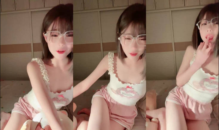 最顶尖极品校花女神回归【小思思要吃糖】饱满大咪咪 雪白大长腿 罕见露穴掰穴 (3)