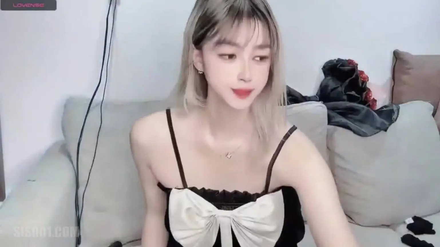 童颜巨尻嫩屄女主播「Vy-6868」震动棒玩弄阴蒂，蝴蝶嫩逼翩翩起舞，高潮白浆溢出