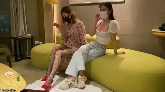 震撼双飞 白T蓝牛仔裤和醉话裙的极品嫩模俩人玩双飞 性感开档黑丝细高跟 两女吃一鸡巴