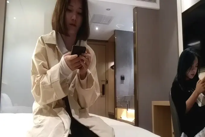约两个小萝莉上门，选中短发小萌妹，乖巧听话抠穴抽插花式展示