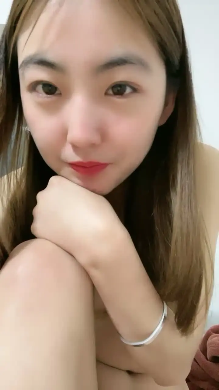 【文静小姐姐床上非常骚】和炮友家里操逼,反差婊大屌插入浪叫,你舒服吗骑乘自己扭,掰开多毛骚逼